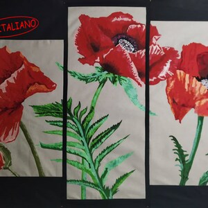 Può includere: Un trittico con tre papaveri rossi con foglie verdi su uno sfondo beige. Il testo "IN ITALIANO" è in rosso nella parte superiore del dipinto.