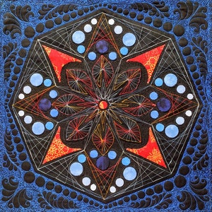Può includere: Un mandala nero e bianco con accenti rossi e blu. Il mandala è composto da forme geometriche e motivi. È circondato da un bordo blu con un motivo floreale.