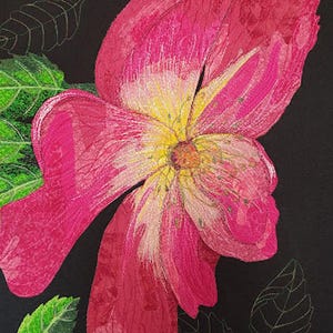 Può includere: Primo piano di un fiore rosa con accenti gialli e bianchi, su sfondo nero. Foglie e steli verdi incorniciano il fiore, creando un contrasto sorprendente. I petali hanno un aspetto strutturato, che aggiunge profondità al design floreale.