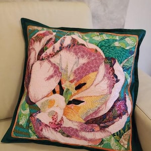 Può includere: Una tazza di ceramica bianca con manico nero e la scritta "But First, Coffee" in grassetto nero. La tazza è posta su uno sfondo neutro, che ne evidenzia il design semplice.