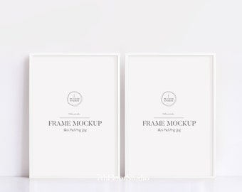以下が含まれることがあります： 白い背景に白いマットと白いフレームが2つ。フレームは空で、写真やアートワークを入れる準備ができています。各フレームの下には「FRAME MOCKUP」というテキストが印刷されています。
