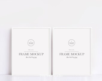 以下が含まれることがあります： 白い背景に白い写真フレームが2つあります。フレームは空で、「FRAME MOCKUP」と「files Psd Png Jpg」の文字が印刷されています。