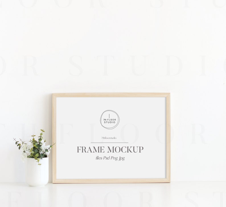 Puede incluir: Una maqueta de marco de madera clara con fondo blanco. El marco est&aacute; sentado sobre una superficie blanca. El texto "FRAME MOCKUP" est&aacute; escrito en texto negro en el marco. El texto "files Psd Png Jpg" est&aacute; escrito en texto negro debajo del texto "FRAME MOCKUP".