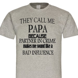 Puede incluir: Camiseta gris con texto negro que dice "Me llaman Papa porque cómplice en el crimen me hace sonar como una mala influencia."