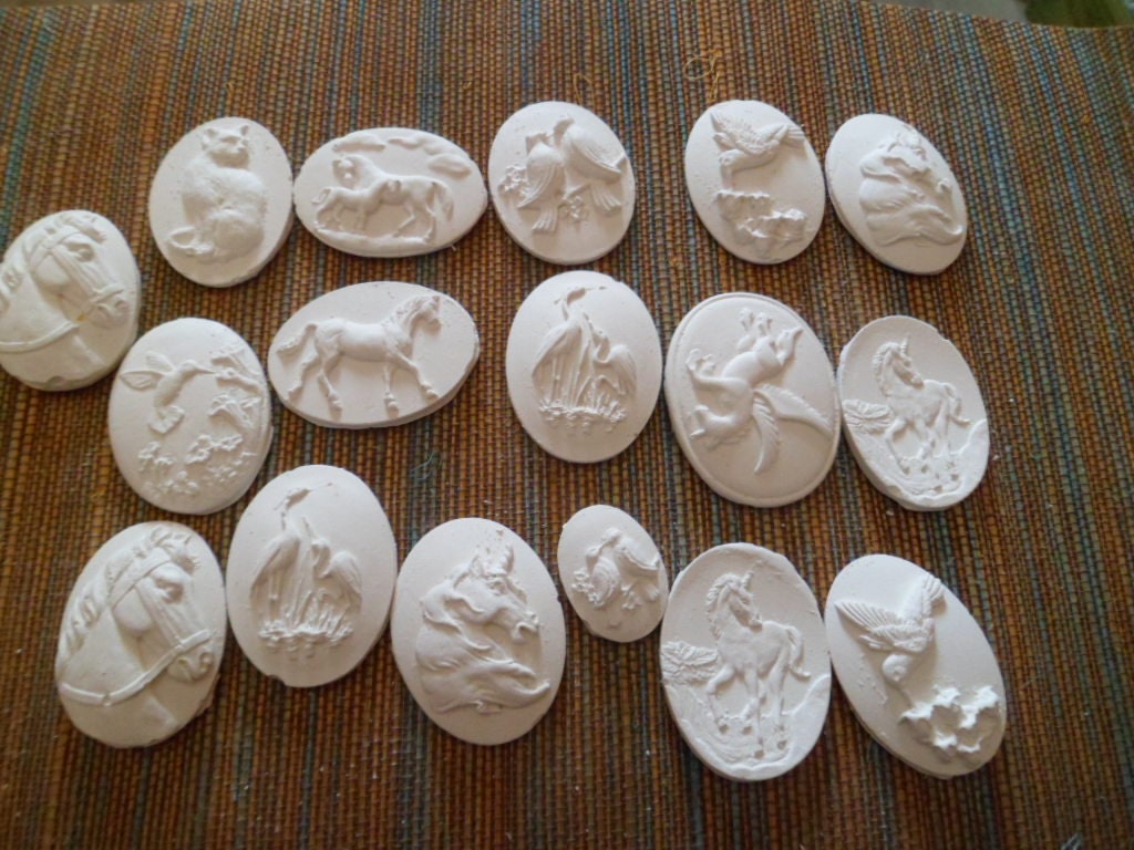 Lot de 17 Camees Animaux en Platre Resine A Decorer Oiseaux Chevaux Licorne Chat