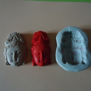 Può includere: Tre stampi in silicone per la creazione di oggetti in resina. Gli stampi hanno la forma del viso di una donna con una corona. Uno stampo è rosso, uno è grigio e uno è blu.