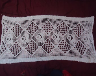 napperon au crochet rectangulaire 1m sur 0,50 cms fait main en bretagne