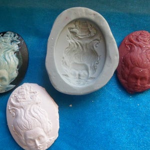Puede incluir: Tres moldes ovalados de silicona para hacer joyas de resina. Los moldes son de silicona y tienen una superficie lisa y brillante. Los moldes presentan un diseño de rostro de mujer con cabello suelto.