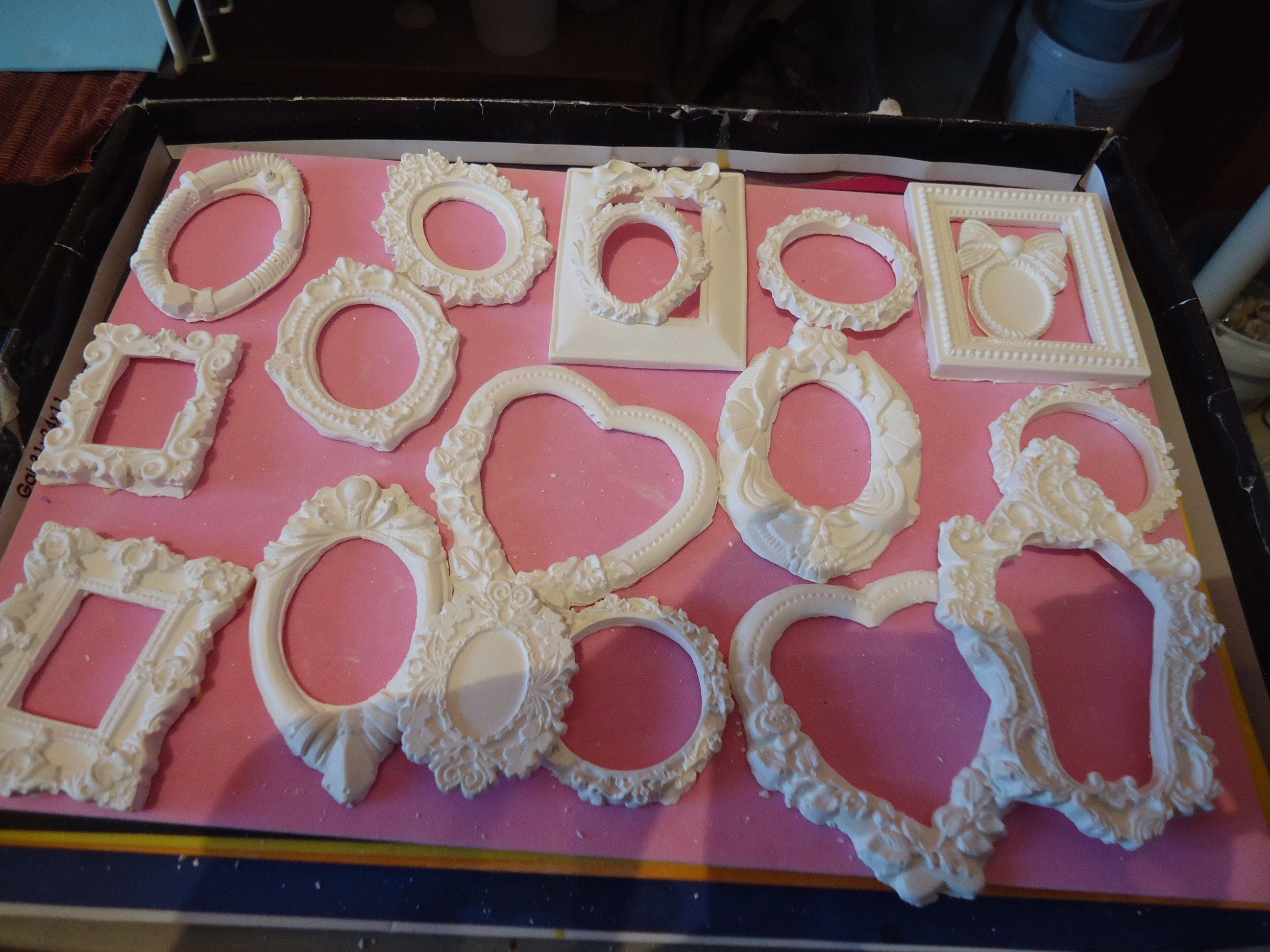 Cadres Varies en Platre Resine Fait Main A Decorer 17 Pieces