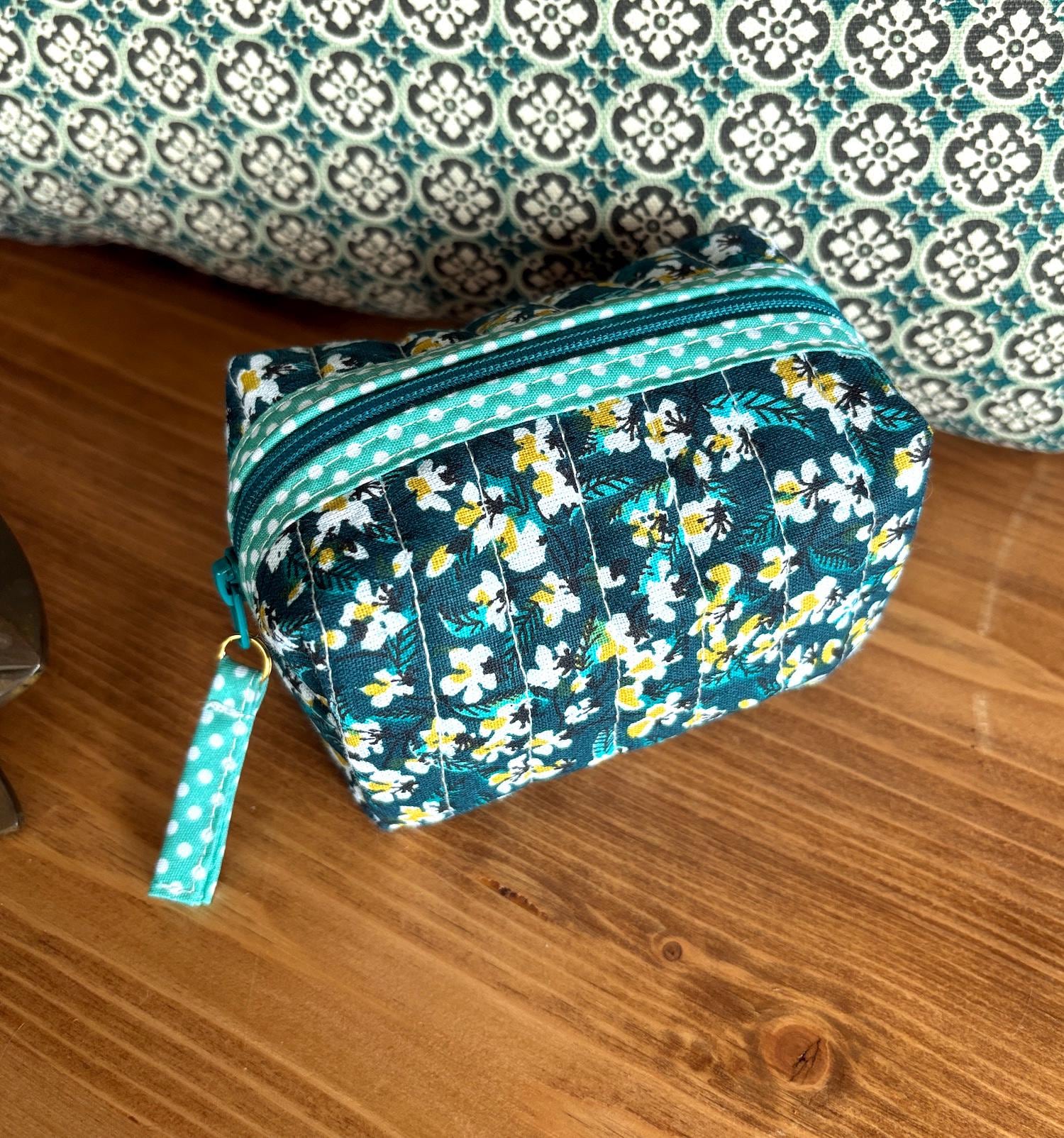 Trousse De Voyage Vintage Brodée - Kit Couture Et Manucure - État Neuf