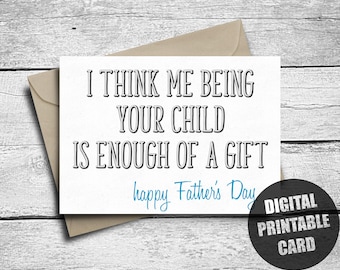 以下が含まれることがあります： 「I THINK ME BEING YOUR CHILD IS ENOUGH OF A GIFT happy Father's Day」のテキストが書かれた白い父の日カード。カードはベージュの封筒に入っており、白黒の「DIGITAL PRINTABLE CARD」ステッカーが付いています。