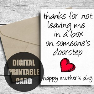 Puede incluir: Una tarjeta blanca con texto negro que dice "gracias por no dejarme en una caja en la puerta de alguien feliz día de la madre". Un corazón rojo con costuras está dibujado en la tarjeta.