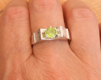 Custom-made 950 silver ring set with a faceted round-cut peridot