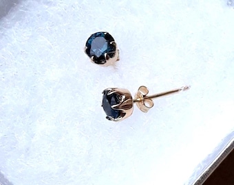 Pendientes de oro amarillo de 9 quilates con topacio azul Londres de 5 mm, piedra de nacimiento de noviembre.