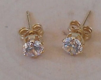 Örhängen i 9 karat gult guld med 4 mm kubisk zirkonia, presentidé för kvinnor