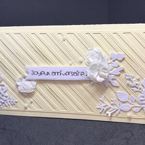 carte "joyeux anniversaire" grand format des roses blanches et des perles de nacre ...