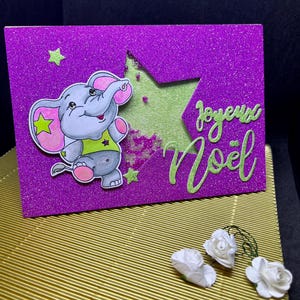 La pequeña tarjeta agitadora de elefante bailarín te desea una "feliz Navidad"...