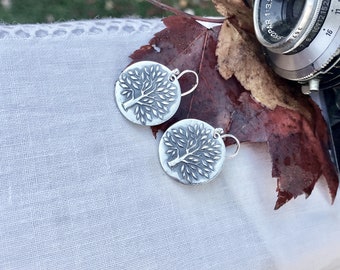 Brincos artesanais em prata fina 999, feitos com argila de metal precioso.