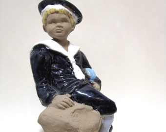 Statuina in ceramica scandinava vintage Ragazzo in costume da marinaio con una palla / Statuina in ceramica da collezione vintage Ragazzo con la palla