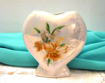 Vintage porcelain vase/ vintage vase/white porcelan vase/floral motif vase/ vase with flower motif/home decor/heart shape vase/white vase