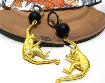 Clous d'oreilles longs avec breloques singe 3D/ Boucles d'oreilles longues pendantes avec breloques singe dorées/ Boucles d'oreilles au design inhabituel/