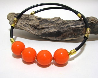 Joyería contemporánea, Gargantilla de collar de color naranja brillante, Gargantilla de cuentas grandes, Gargantilla de arte moderno, Gargantilla de goma negra, Precioso regalo para ella