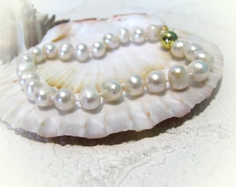 Handmade freshwater pearls bracelet/bridal pearls bracelet/white freshwater pearls bracelet/wedding jewelry/wedding bracelet white pearls