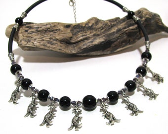 Gargantilla negra con amuletos de dinosaurio/Collar de amuletos divertidos con amuletos de dinosaurios 3D/collar de gargantilla de tendencia/regalo para niña