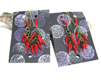 Pendientes hechos a mano con amuletos de vidrio Red Hot Chili Pepper / Pendientes largos de pimientos rojos / Pendientes colgantes y colgantes de vidrio con dije de pimienta