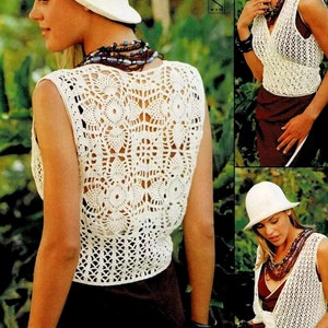 Peut inclure: Une femme porte un gilet et un chapeau en crochet blancs, avec un motif ajouré détaillé. Elle porte également un collier de perles à plusieurs rangs. L'image contient du texte en français.