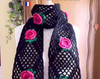 PDF CROCHET - Echarpe orné de carrés granny fleuris , 10 belles fleurs roses en relief sur fond noir, facile à réaliser , Tuto en FRANCAIS !