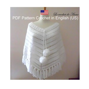 Peut inclure: Poncho en crochet blanc avec un col en V et une bordure en franges. Le poncho a deux pompons blancs attachés à l'avant. PDF Pattern Crochet in English (US) Le crochet de Anne