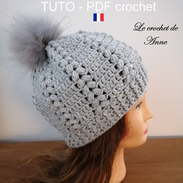 PDF CROCHET - Bonnet orné d'un joli point fantaisie et d'un pompon fausse fourrure , pour adulte ou adolescent , Tuto en FRANCAIS !