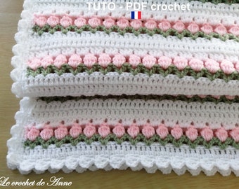 PDF CROCHET - Couverture bébé orné de jolis rangs fleuris , avec seulement 3 points crochet , facile à réaliser , Tuto en FRANCAIS !