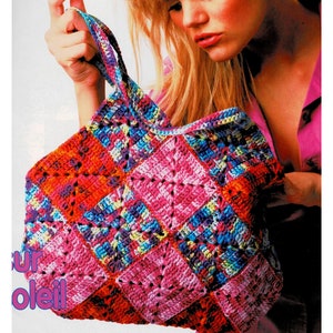 Peut inclure: Un sac fourre-tout en crochet coloré avec un motif patchwork composé de carrés dans des tons de rose, rouge, bleu et vert.