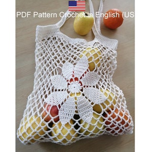 Peut inclure: Sac en filet blanc au crochet avec un motif de fleur. Le sac est rempli de fruits, dont des pommes et des poires.