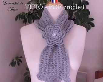 PDF CROCHET - Echarpe coulissante aux jolis points fantaisies , orné d'une fleur broche , facile à réaliser , Tuto en FRANCAIS  !