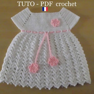 PDF CROCHET - Robe bébé blanche , orné d'une lanière et de 3 fleurs roses , de 1 à 12 mois , facile à réaliser , Tuto en FRANCAIS !