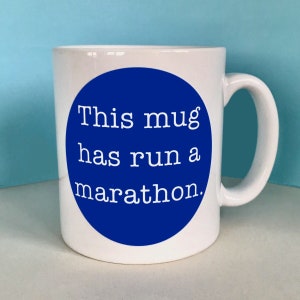 Marathon Congratulations Mug for a Runner – This mug has run a marathon (blue)