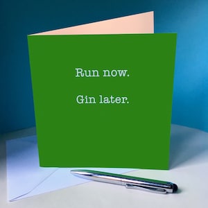 Verjaardagskaart voor hardlopers / hardloopvrienden 'Nu rennen. Jenever.'