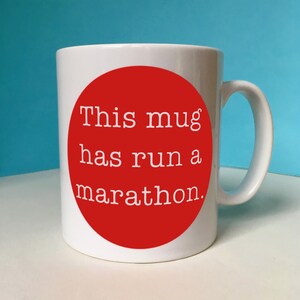 Marathon Congratulations Mug for a Runner – This mug has run a marathon (red)