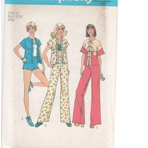 Può includere: Modello Simplicity 6943 con tre outfit: un completo con pantaloncini, un tailleur con fiori e un tailleur rosso. Il modello include informazioni sulle taglie per una taglia 10 con un busto di 82,5 cm. L'immagine è un modello di cucito vintage.