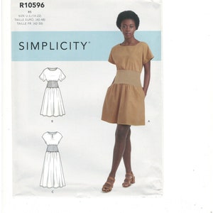 Puede incluir: Un patrón de costura Simplicity que presenta un vestido color beige con una cintura ancha y mangas cortas. El patrón incluye ilustraciones del vestido e información de tallas en tallas estadounidenses, europeas y francesas.