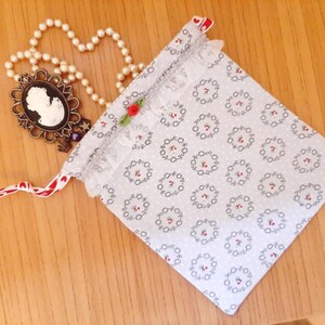 Pochon gris perle avec petites roses rouges pour jeux de cartes tarots oracles