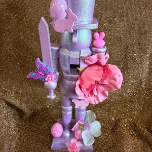 Cascanueces primaveral monocromático color lavanda - pintado a mano - 20 cm de altura