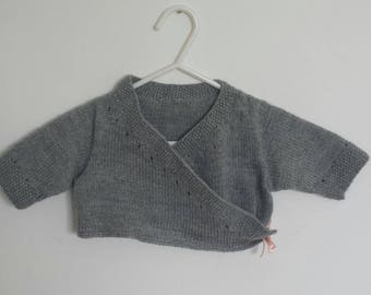 Gilet cache coeur gris avec petit ruban rose