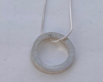 Zilveren hanger en ketting met hamerslagtextuur, volledige cirkel
