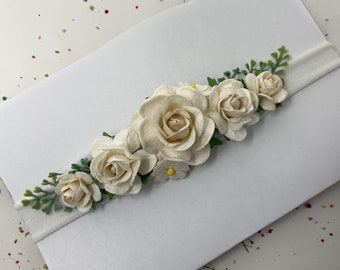 Diadema blanca floral hecha a mano para bebé: un delicado accesorio floral para ocasiones especiales.