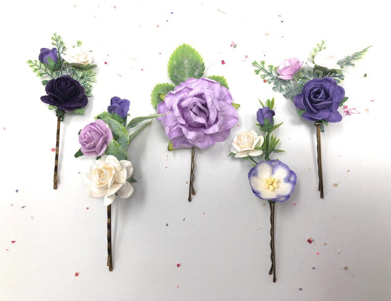 Purple flower hair comb, floral hair piece, purple boutonniere, wedding flower hair comb, bridal hair comb, wedding comb, flower head wear imagem 3