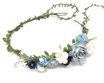 Corona di fiori blu polvere e bianchi: copricapo floreale fatto a mano per ragazza, accessorio da matrimonio